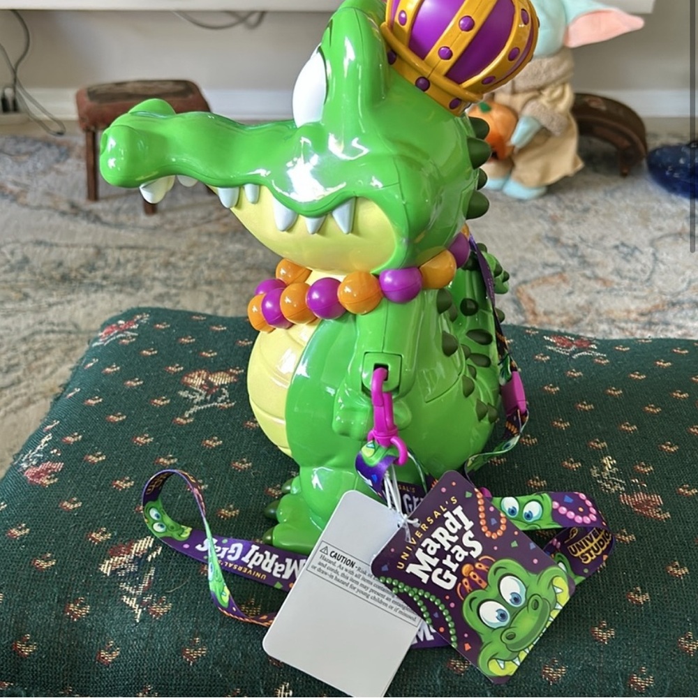 Universal Green and Yellow Alligator Popcorn Bucket - Picture 2 of 10